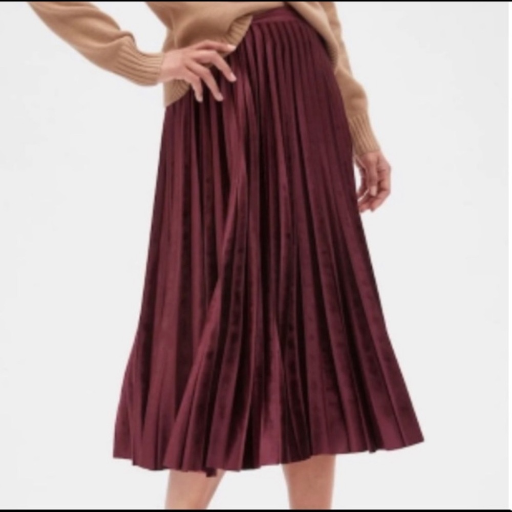 Banana Republic velvet pleated wine colored skirt size 2